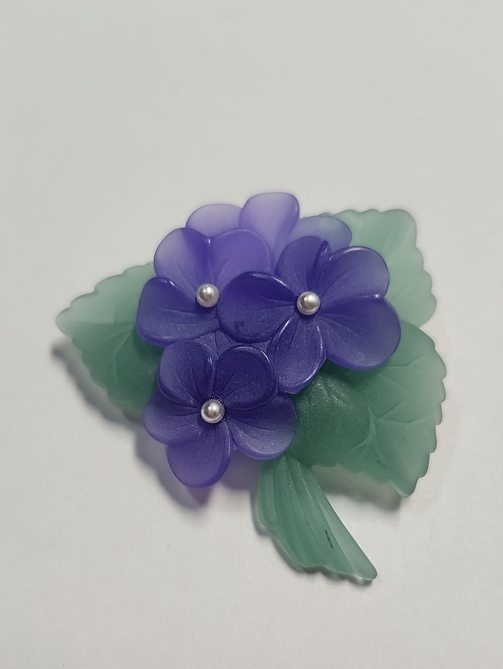 Vintage Avon Women’s Pin Brooch Violets Purple Flowers White Pearls Green Leaves